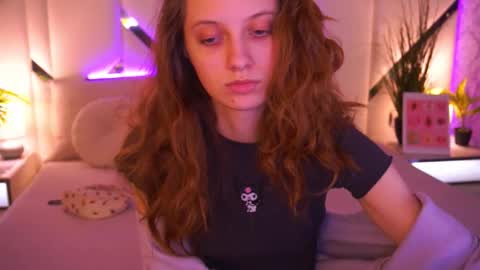 Snapshot of cuteefoxy chatting on March 6, 1:29 pm Foxy online show from March 6, 1:29 pm