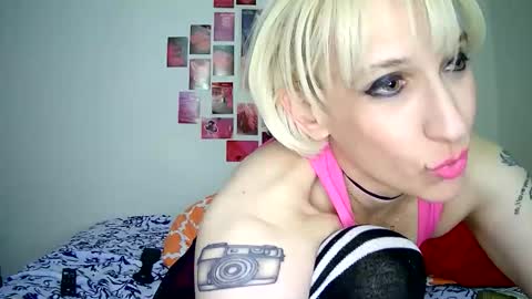 Snapshot of cutefemme chatting on May 7, 12:38 am Bella online show from May 7, 12:38 am
