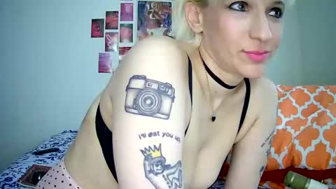 Snapshot of cutefemme chatting on May 7, 8:58 pm Bella online show from May 7, 8:58 pm