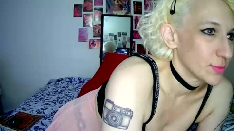 Snapshot of cutefemme chatting on June 18, 3:29 am Bella online show from June 18, 3:29 am