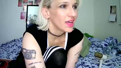 Snapshot of cutefemme chatting on August 6, 7:10 am Bella online show from August 6, 7:10 am