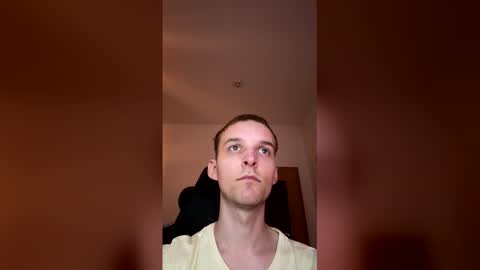 cuteguyy2001 online show from April 16, 7:25 pm