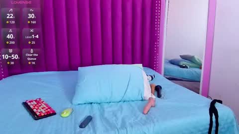 cutepetitee online show from October 7, 9:23 pm