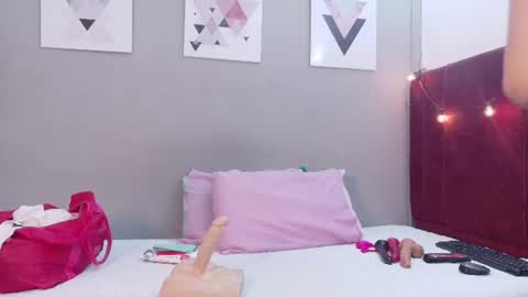 Snapshot of cutepetitee chatting on June 15, 7:49 pm cutepetitee online show from June 15, 7:49 pm