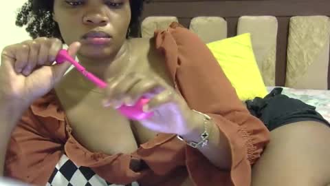 cutermilly online show from December 5, 9:17 am