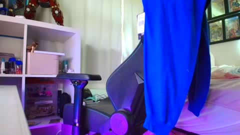 Snapshot of cuteypi chatting on June 13, 3:43 pm Sandra Love online show from June 13, 3:43 pm