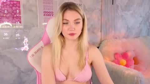 Snapshot of cutie_angels chatting on February 20, 6:19 am HelloMy name Eva online show from February 20, 6:19 am