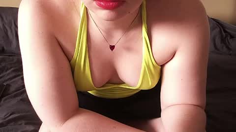 Snapshot of cutie_peach chatting on May 17, 11:39 am cutie_peach online show from May 17, 11:39 am