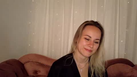 cutie_xoxo_ online show from August 6, 8:16 am