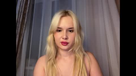 Snapshot of cutiee_chloe chatting on April 17, 4:54 pm Chloe online show from April 17, 4:54 pm