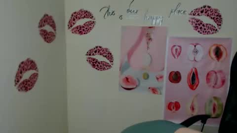Snapshot of cutielady_ chatting on May 5, 6:32 am Emma online show from May 5, 6:32 am