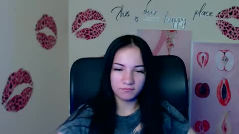 Snapshot of cutielady_ chatting on May 13, 6:11 am Emma online show from May 13, 6:11 am