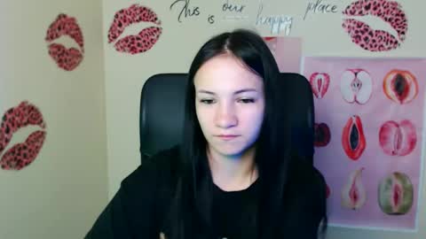 Snapshot of cutielady_ chatting on June 3, 6:05 am Emma online show from June 3, 6:05 am