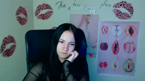 Snapshot of cutielady_ chatting on June 17, 6:05 am Emma online show from June 17, 6:05 am