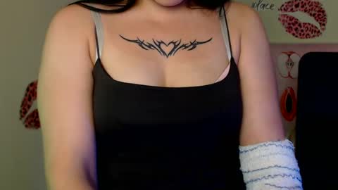 Snapshot of cutielady_ chatting on July 28, 11:17 am Emma online show from July 28, 11:17 am