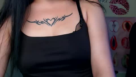 Snapshot of cutielady_ chatting on August 1, 6:12 am Emma online show from August 1, 6:12 am