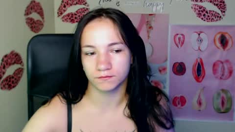 Snapshot of cutielady_ chatting on August 2, 6:01 am Emma online show from August 2, 6:01 am