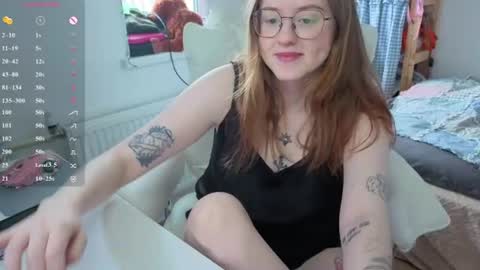 Snapshot of cutiepiealice chatting on June 15, 10:28 am Alice online show from June 15, 10:28 am