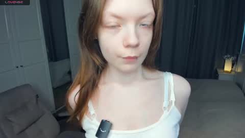 Snapshot of cuty_petite chatting on July 4, 5:35 am Anne online show from July 4, 5:35 am
