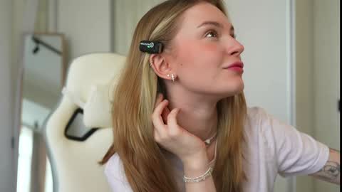 Snapshot of cyberheart_ chatting on February 5, 11:23 am EMILY online show from February 5, 11:23 am