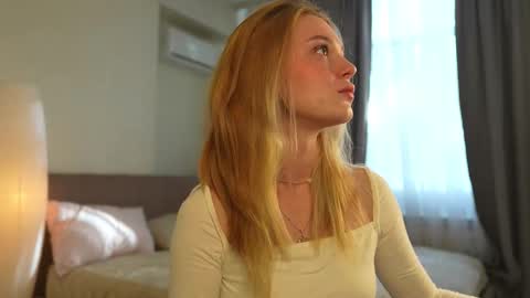 Snapshot of cyberheart_ chatting on October 8, 12:25 pm EMILY online show from October 8, 12:25 pm