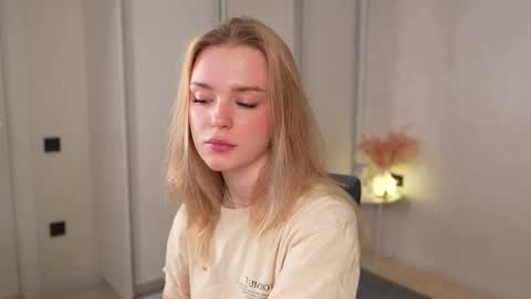 Snapshot of cyberheart_ chatting on November 9, 5:55 pm EMILY online show from November 9, 5:55 pm