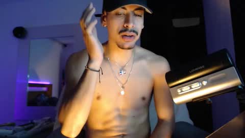 Snapshot of d_usma00 chatting on December 5, 6:22 am d_usma00 online show from December 5, 6:22 am