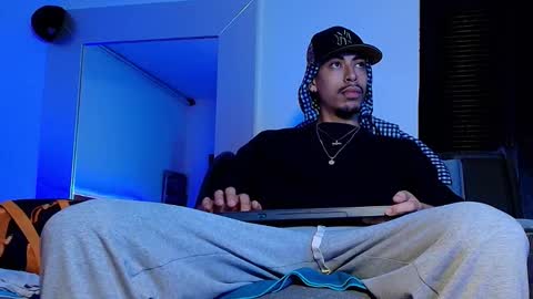 Snapshot of d_usma00 chatting on December 17, 3:23 am d_usma00 online show from December 17, 3:23 am