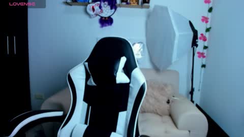 Ailyn  online show from December 14, 11:42 pm