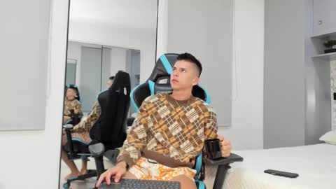 Snapshot of daddyrich4u chatting on October 17, 1:42 am daddyrich4u online show from October 17, 1:42 am