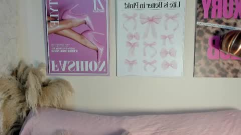 dafne_hillss online show from June 26, 11:25 am