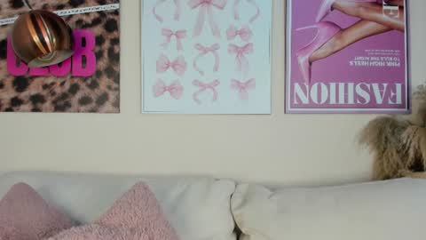 dafne_hillss online show from June 27, 11:15 am