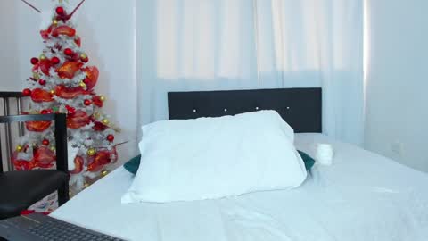 Snapshot of dailasmith chatting on December 9, 7:50 pm Daila Smith online show from December 9, 7:50 pm