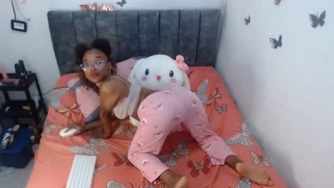 Snapshot of daisha_becker chatting on March 1, 9:18 am daisha_becker online show from March 1, 9:18 am