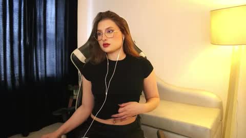 Snapshot of daisha_riley chatting on November 18, 2:43 pm Lauren online show from November 18, 2:43 pm