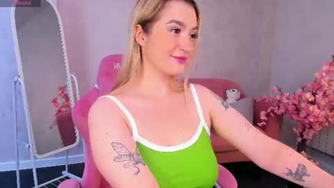 Snapshot of daisy_beckerr chatting on July 4, 9:15 am Viickie online show from July 4, 9:15 am