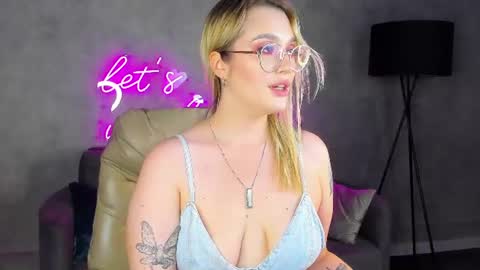 Snapshot of daisy_beckerr chatting on August 5, 9:23 am Viickie online show from August 5, 9:23 am
