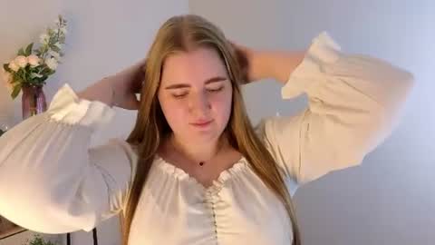 Snapshot of daisy_connor chatting on August 6, 10:17 am Mia online show from August 6, 10:17 am
