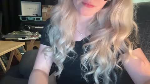 Snapshot of daisy_divine_69 chatting on September 29, 2:00 pm DaisyDivine online show from September 29, 2:00 pm