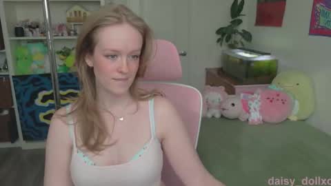 Snapshot of daisy_dollxo chatting on April 24, 9:39 pm Daisy online show from April 24, 9:39 pm