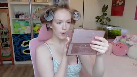 Snapshot of daisy_dollxo chatting on May 13, 9:44 pm Daisy online show from May 13, 9:44 pm