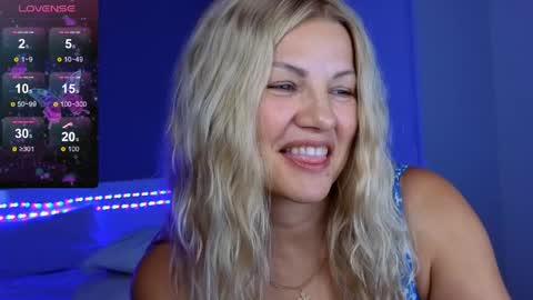Snapshot of daisydavis_ chatting on May 30, 5:32 pm Daisy online show from May 30, 5:32 pm