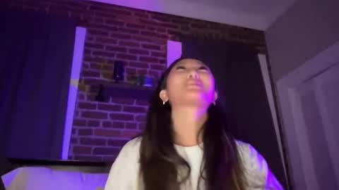 Daisy Kim online show from February 7, 2:29 am