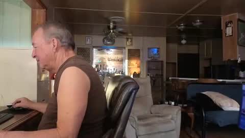 Snapshot of dakit2 chatting on December 21, 3:19 pm dakit online show from December 21, 3:19 pm