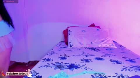 dakostelee1_ online show from December 19, 1:29 pm