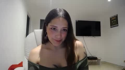 IG  dakotasofiaa online show from May 5, 1:13 am