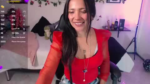Snapshot of dakota_ro chatting on June 18, 9:30 pm Caroliina online show from June 18, 9:30 pm