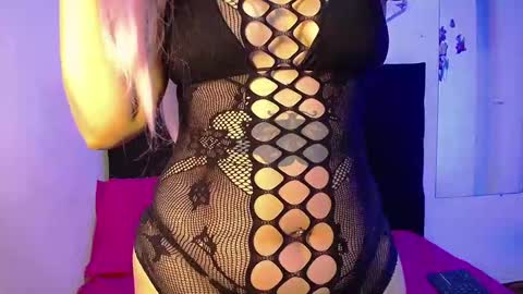 Daakota  online show from February 19, 1:40 pm