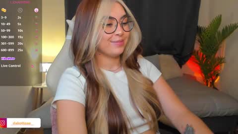 Snapshot of dakottaa__ chatting on April 22, 1:30 am dakottaa__ online show from April 22, 1:30 am