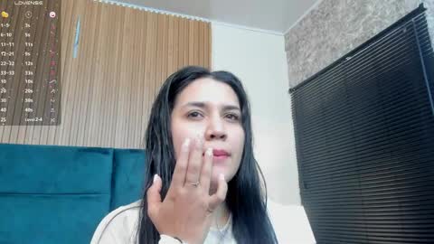 Snapshot of dalia_alissa chatting on May 25, 12:11 pm Violeta online show from May 25, 12:11 pm